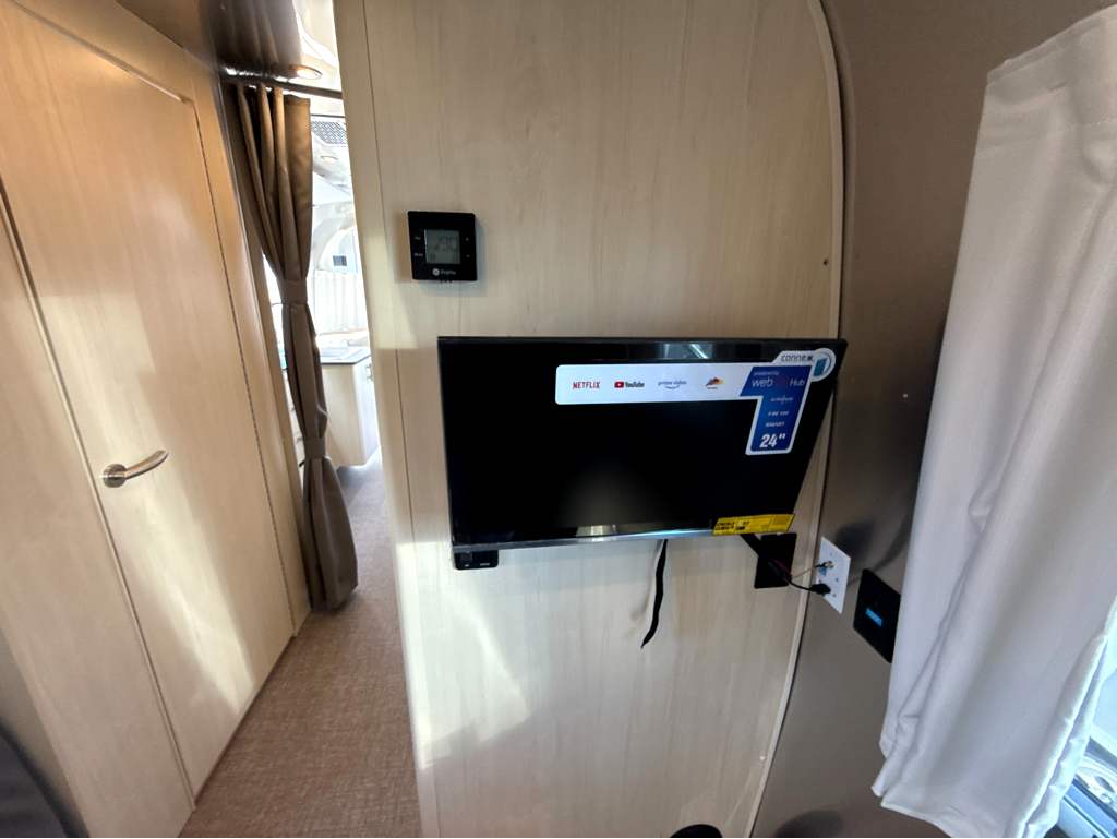 2026 AIRSTREAM FLYING CLOUD 25FBQ - Image 26