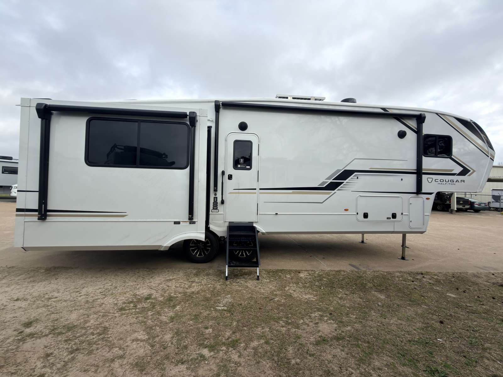 2026 Keystone Cougar Half-Ton 29MBD - Image 6