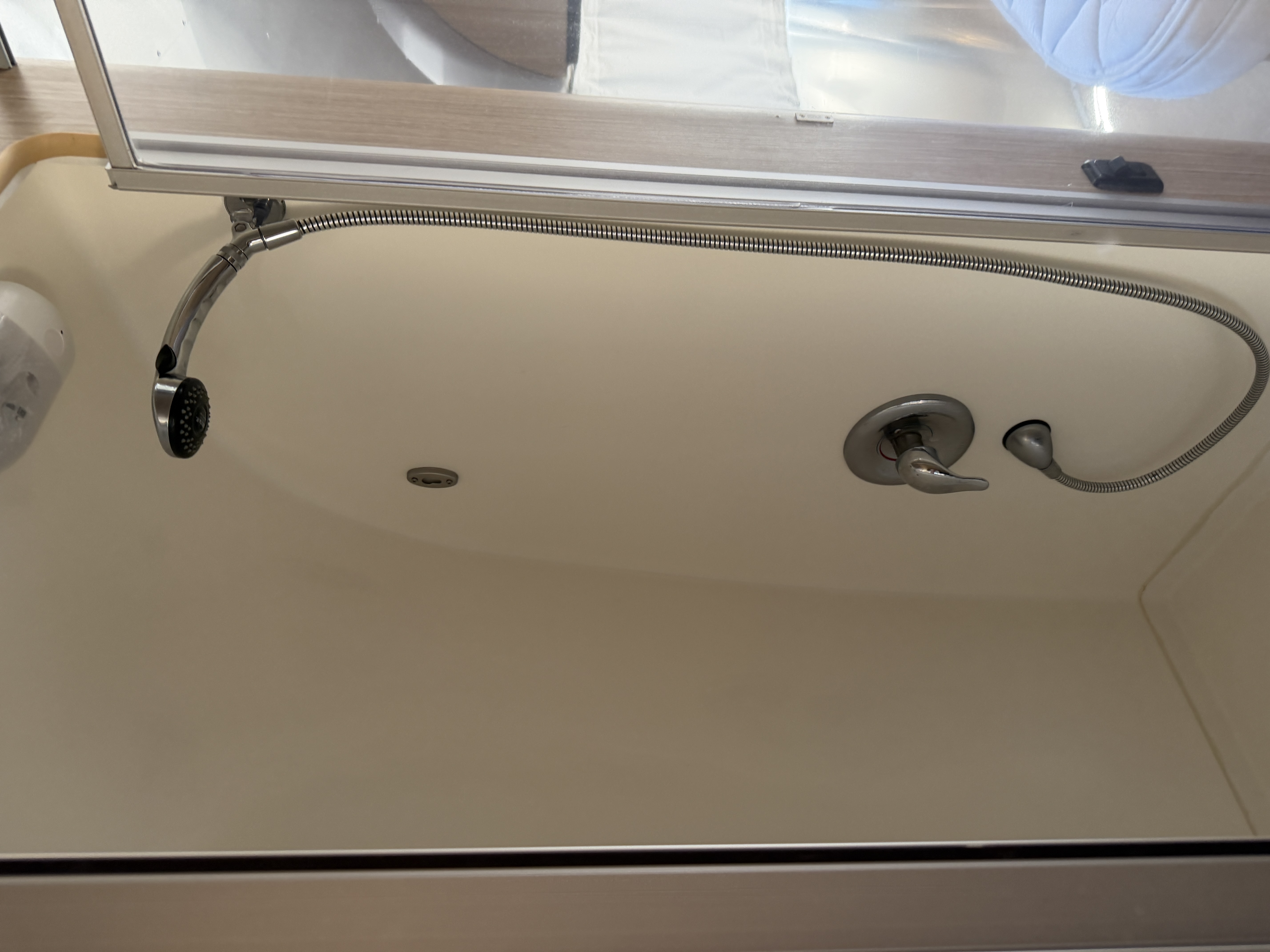 2018 Airstream Flying Cloud 25RB - Image 16