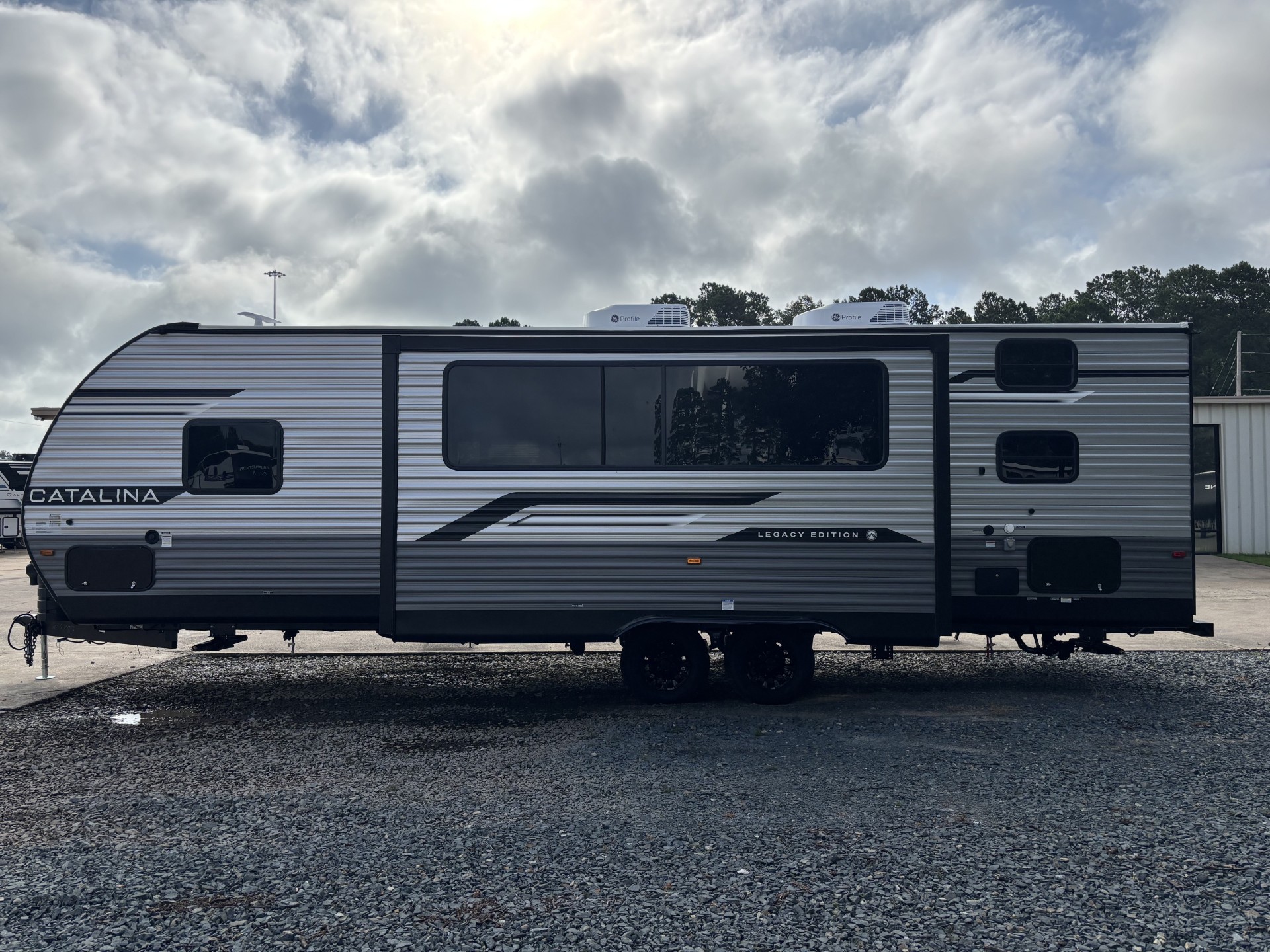 2027 Coachmen Catalina Legacy Edition 273DBHCK - Image 5