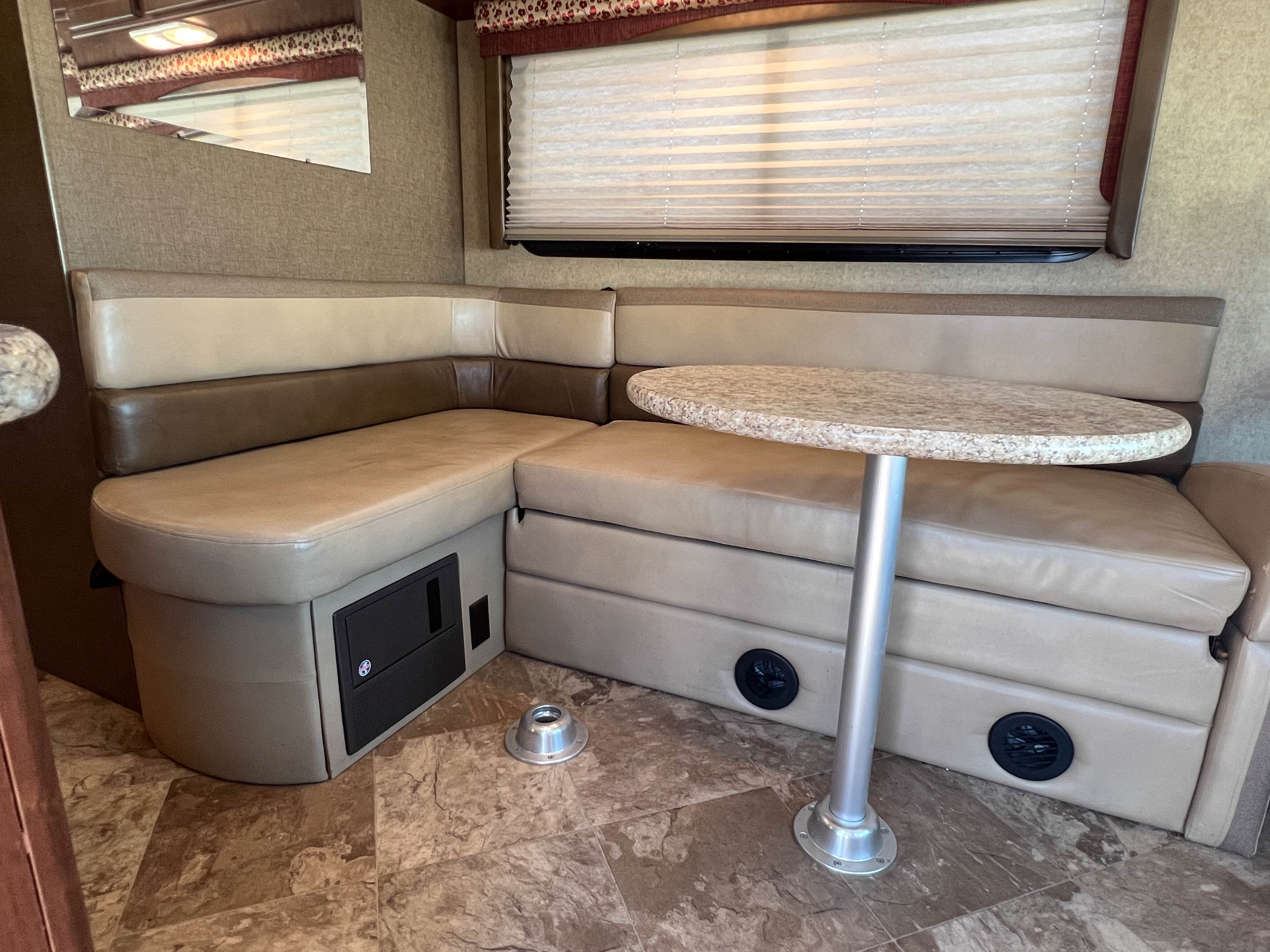 2015 Thor Motor Coach ACE 27.1 - Image 16