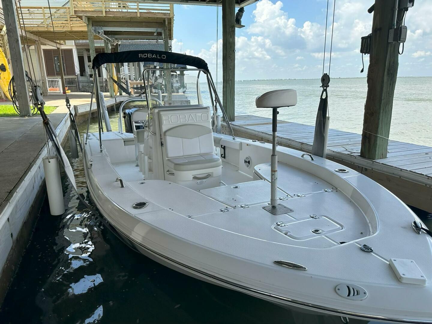 2016 Robalo 226 Cayman - Image 3