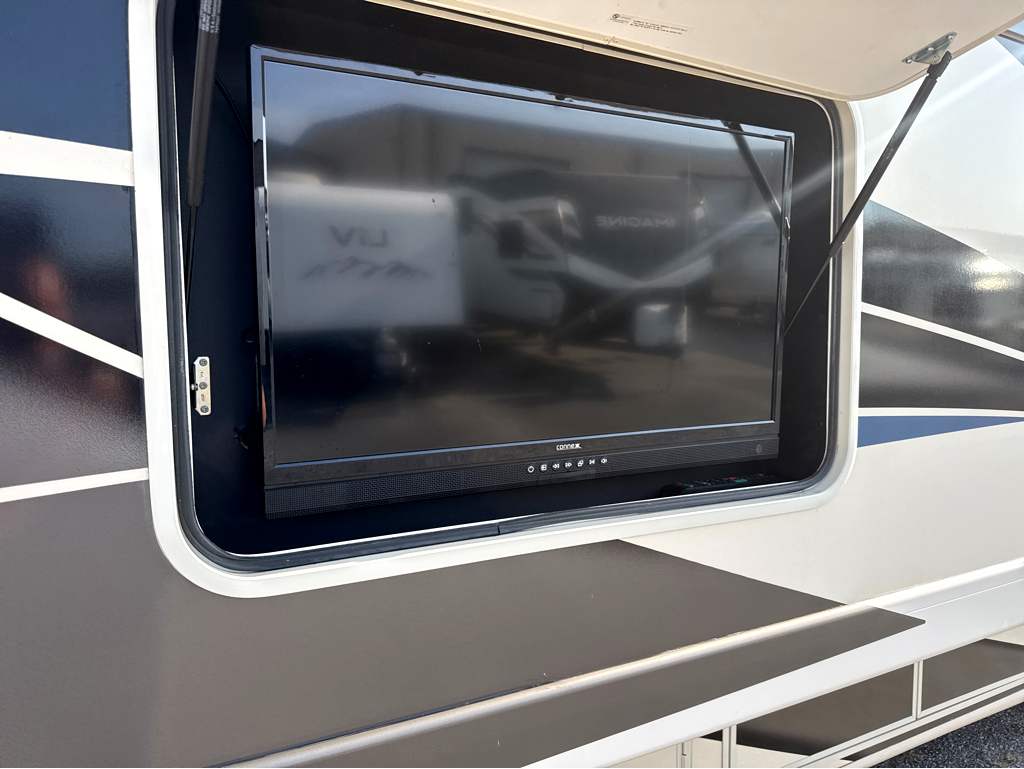 2022 Thor Motor Coach HURRICANE 34R - Image 10