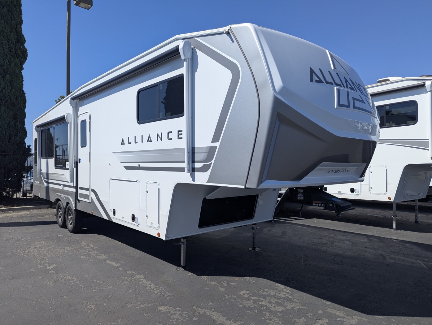 2027 Alliance RV Avenue 32RLS - Image 1