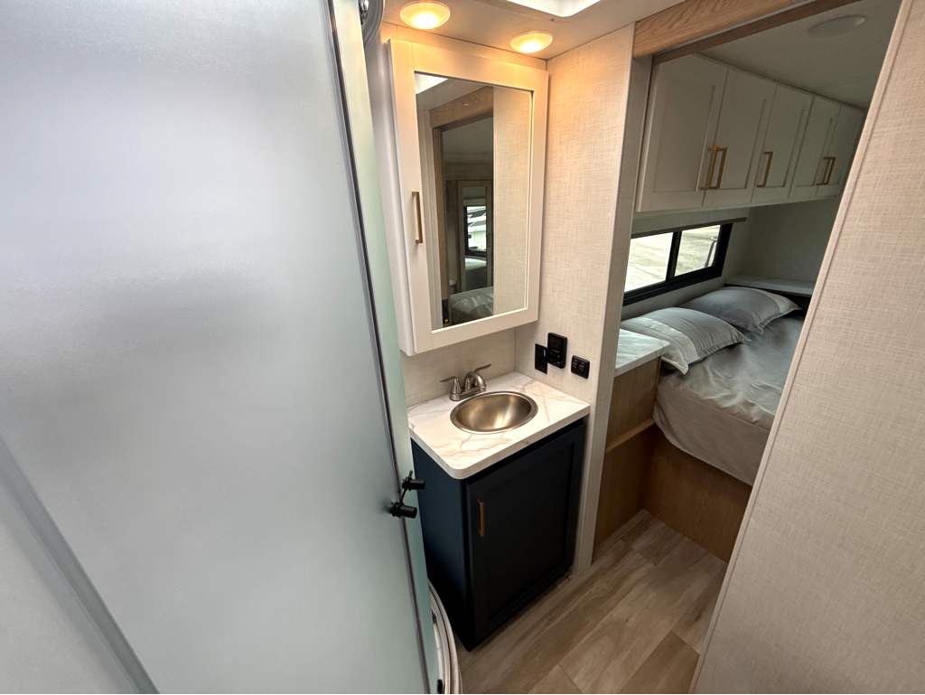 2027 THOR MOTOR COACH MAGNITUDE GA31 - Image 24