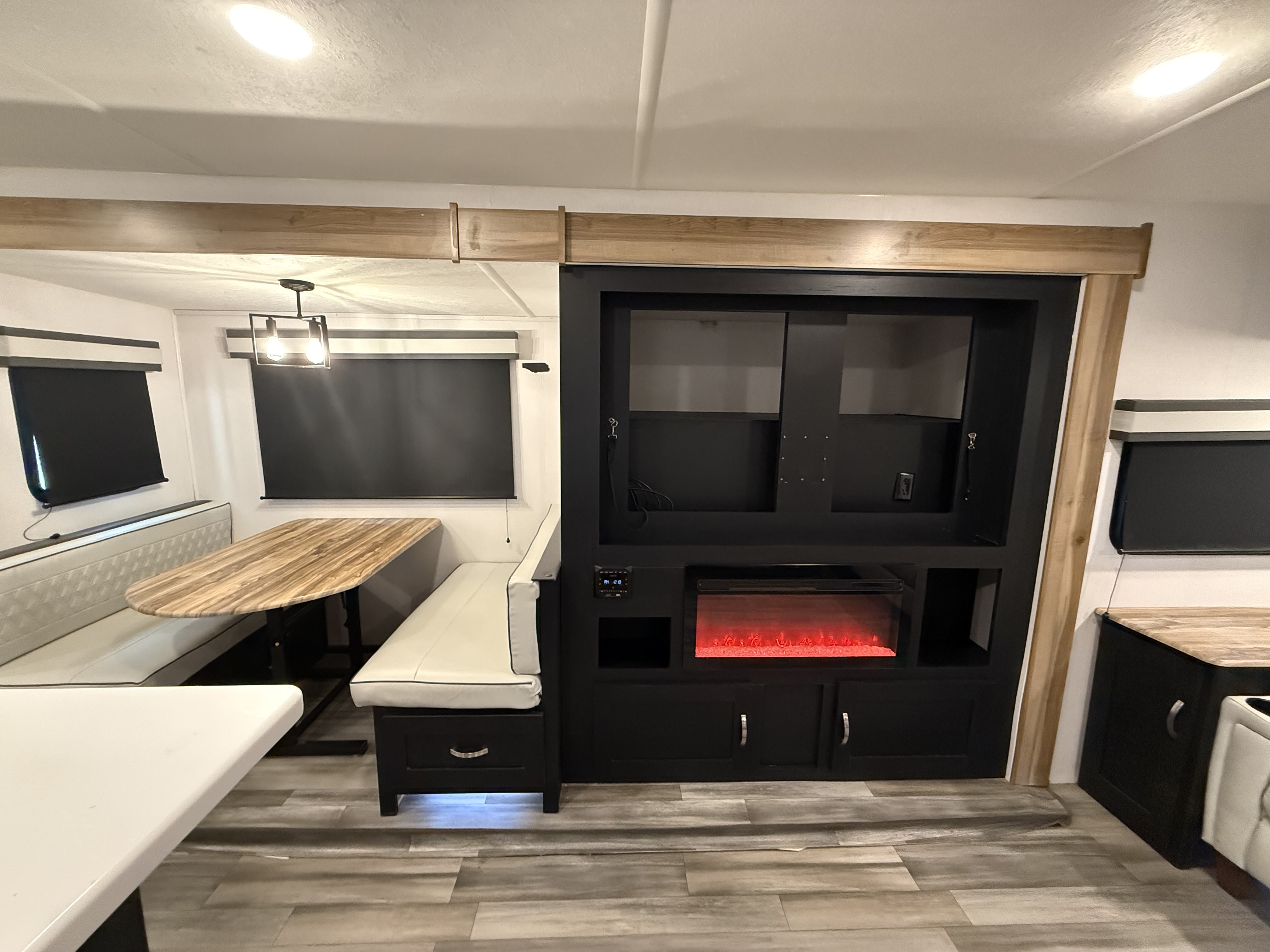 2022 Coachmen Freedom Express Liberty Edition 324RLDSLE - Image 13