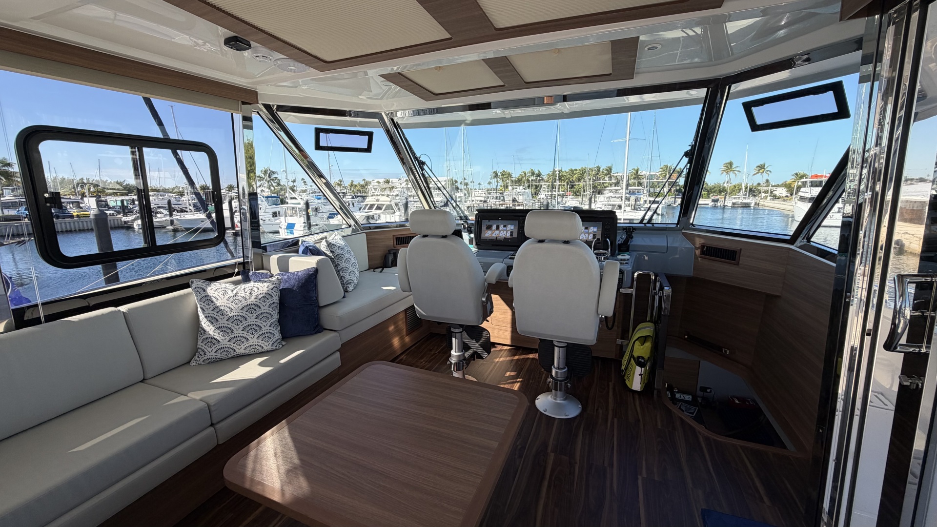 2025 Aquila 54 ENCLOSED BRIDGE - Image 68
