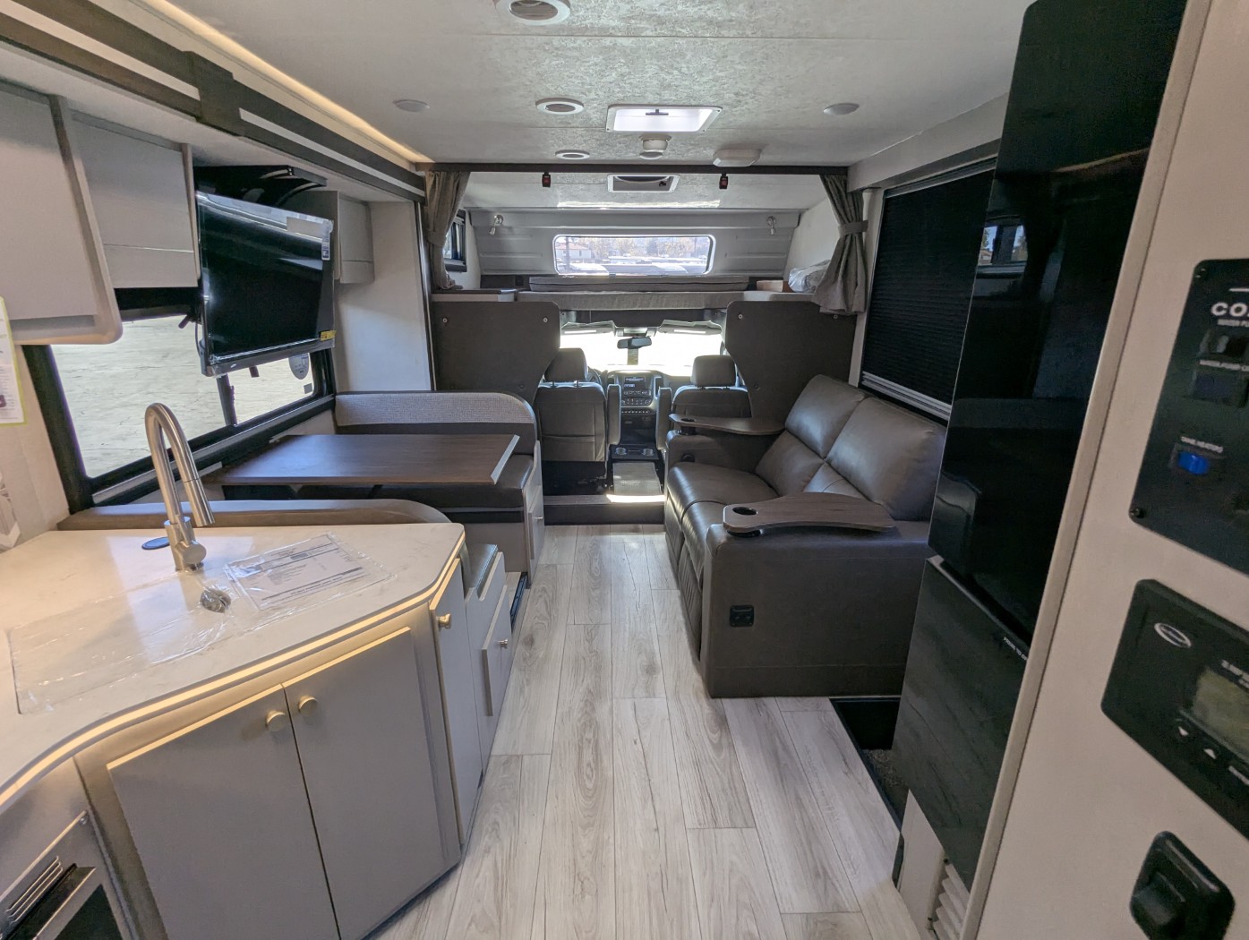 2026 Coachmen Entourage 320LV - Image 29