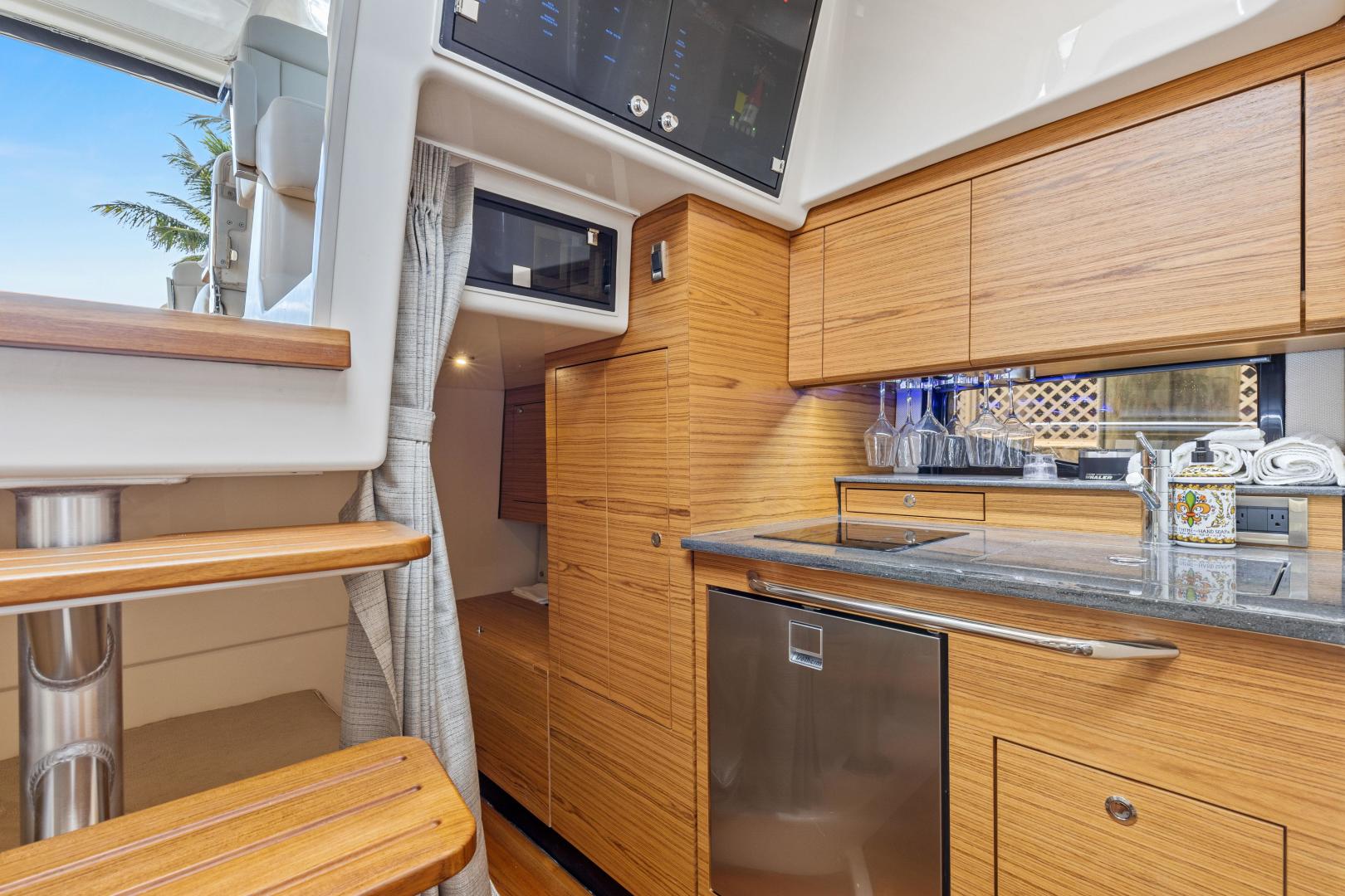 2022 Boston Whaler 405 Conquest - Image 20