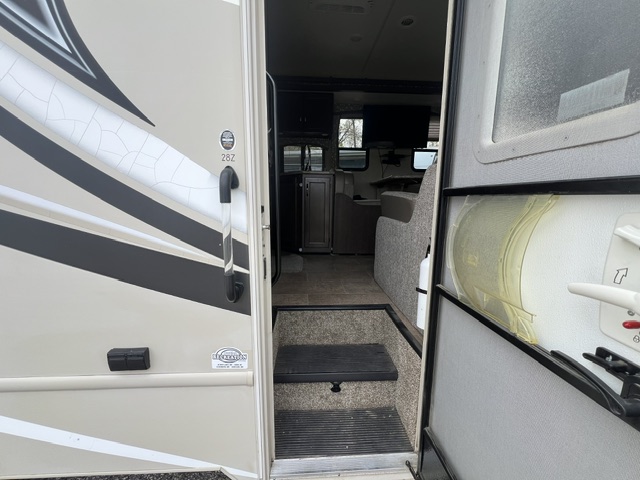 2017 Thor Motor Coach Chateau 28Z - Image 9