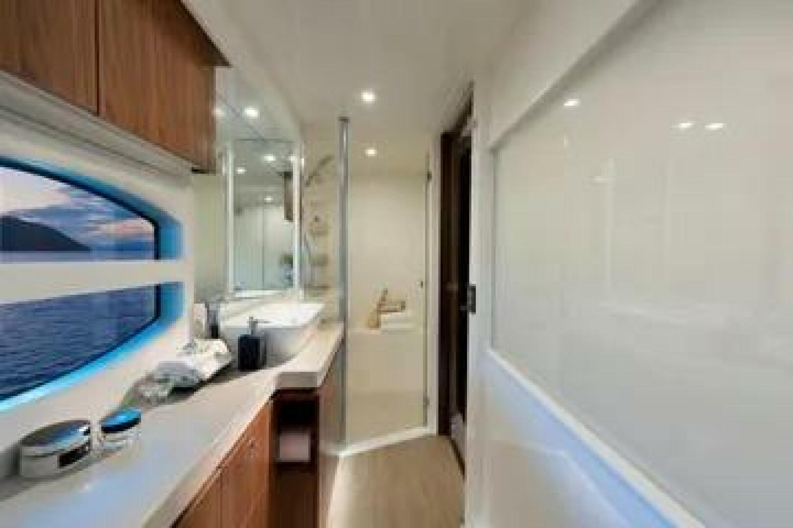 2015 Riviera Riviera 6000 Sport Yacht Base - Image 28