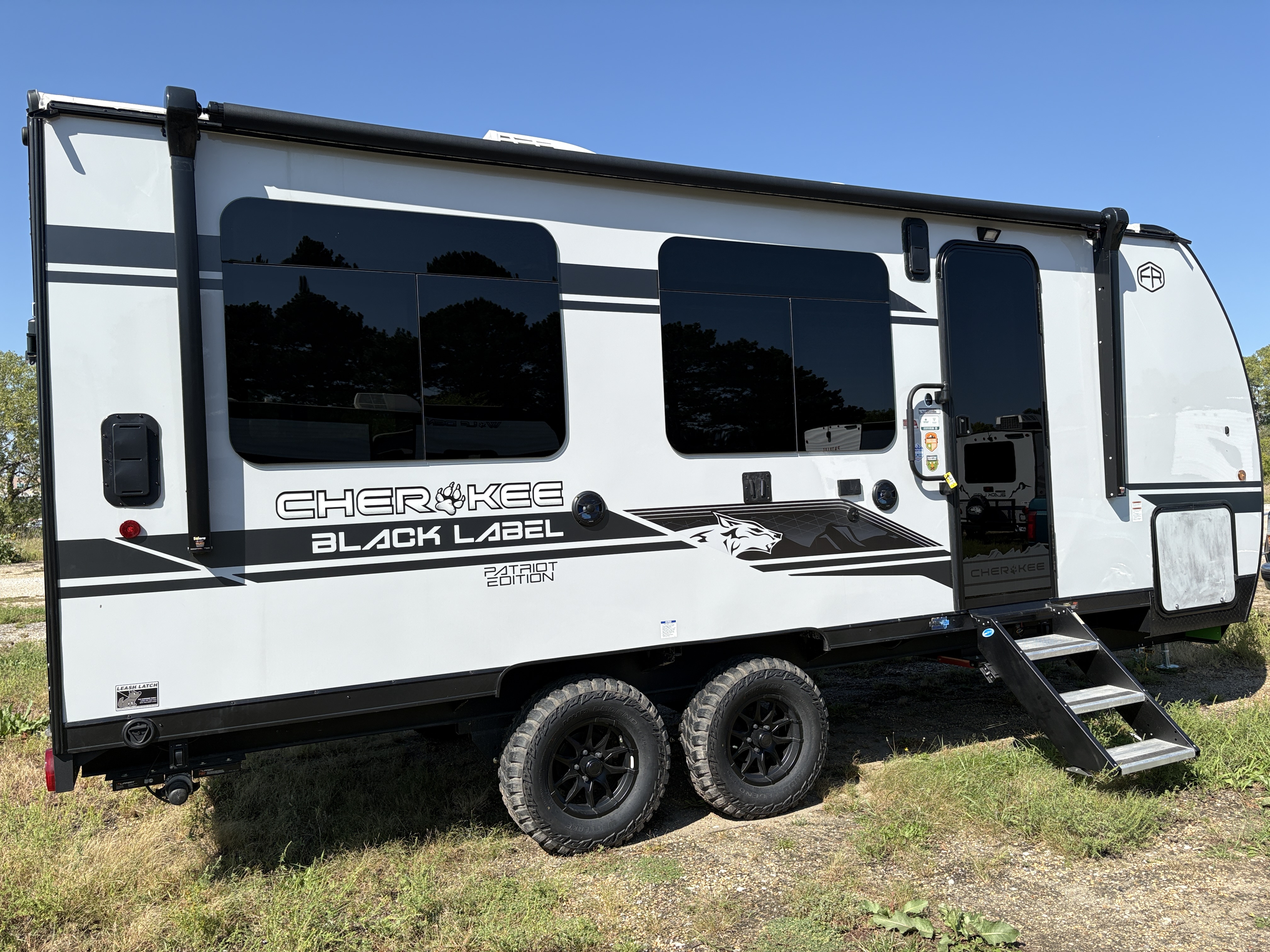 New 2026 Forest River Cherokee Grey Wolf Black Label 18RRBL – AC