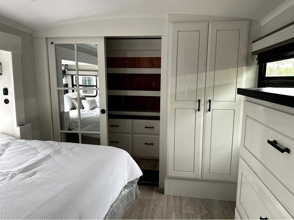 2027 JAYCO PINNACLE 32RLTS - Image 20