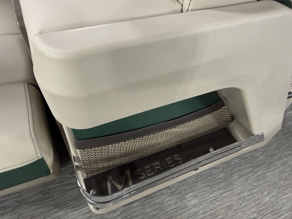 2026 Bennington 24MCSB Carbon Fiber Arch Tritoon Pontoon - Image 72