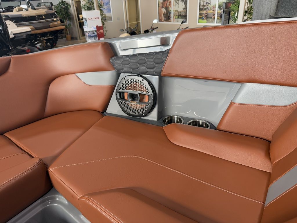 2025 MasterCraft XT22 - Image 52