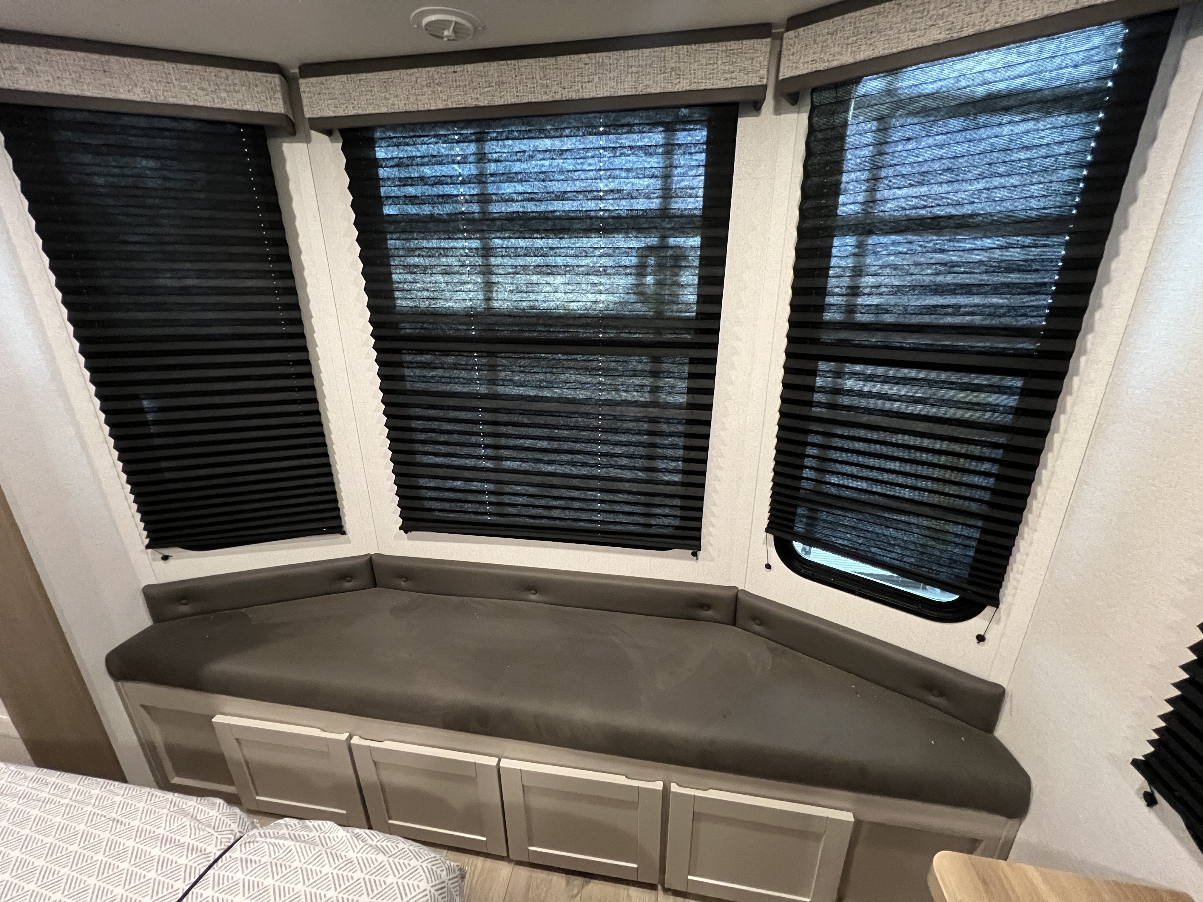 2027 Jayco Jay Flight Bungalow JayLoft - Image 37