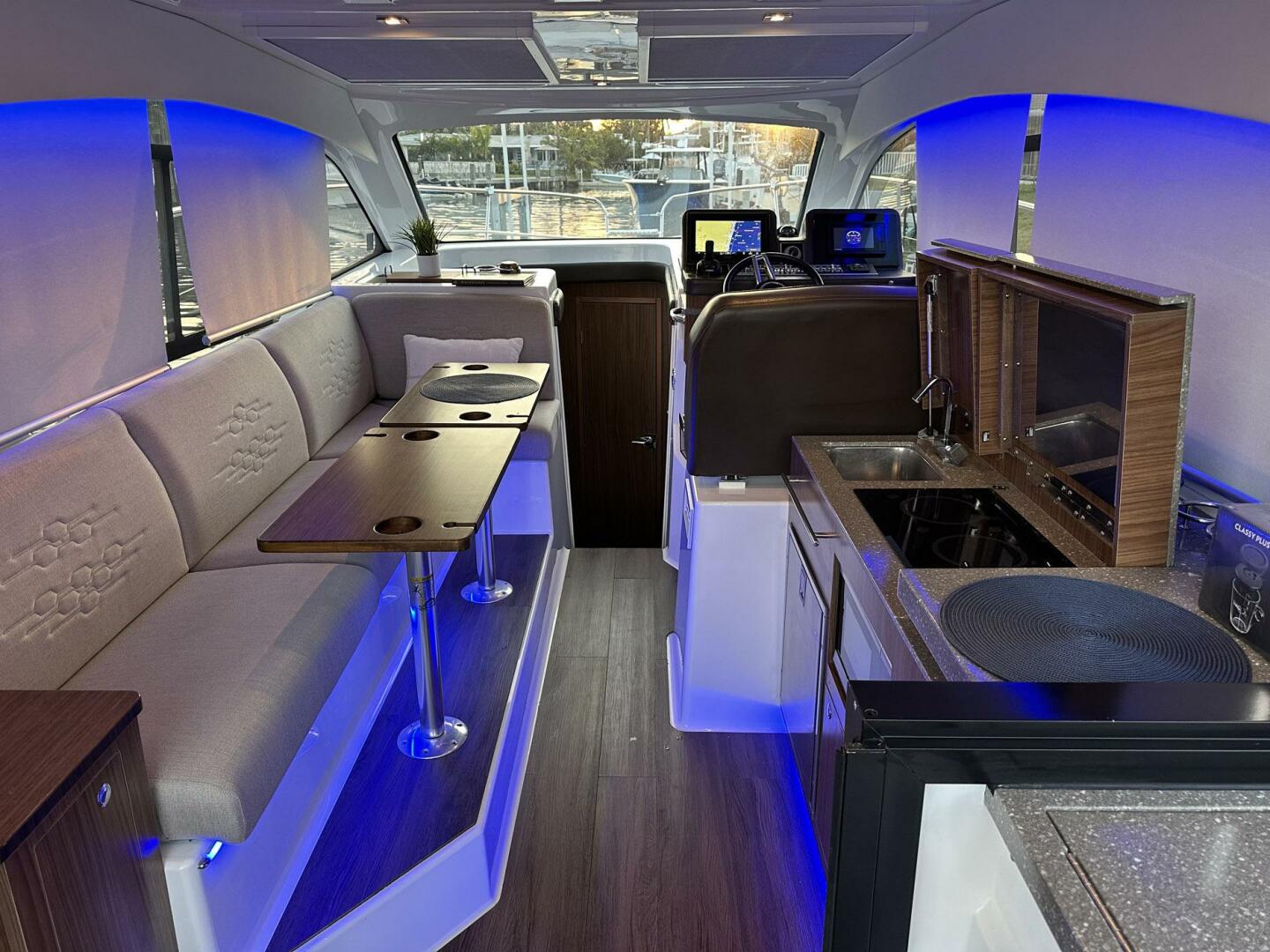 2020 Four Winns Vista 355 Coupe - Image 31