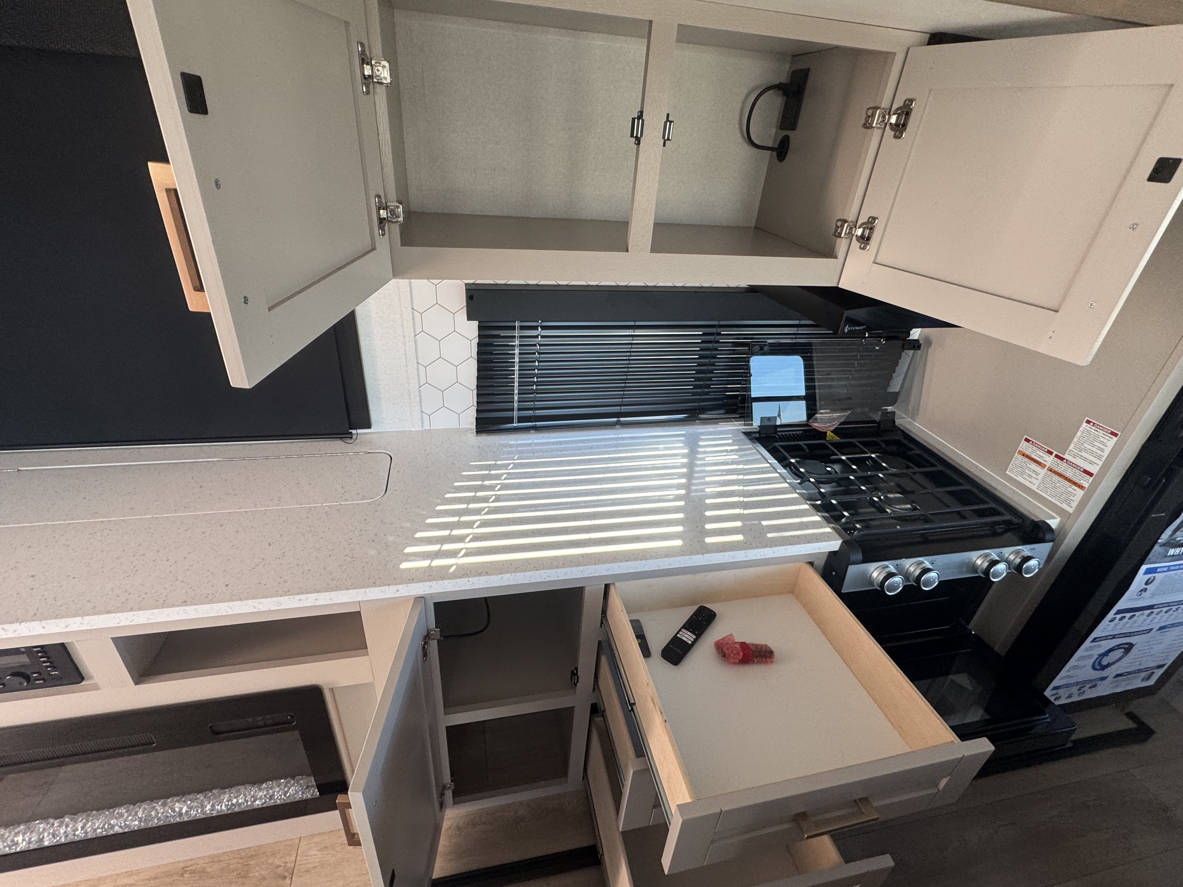 2027 JAYCO JAY FEATHER 27MK - Image 19
