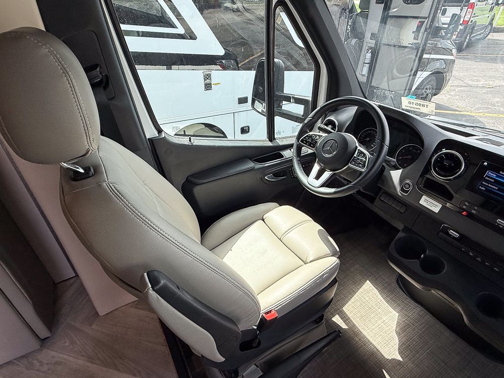 2025 THOR MOTORCOACH 24FB - Image 31