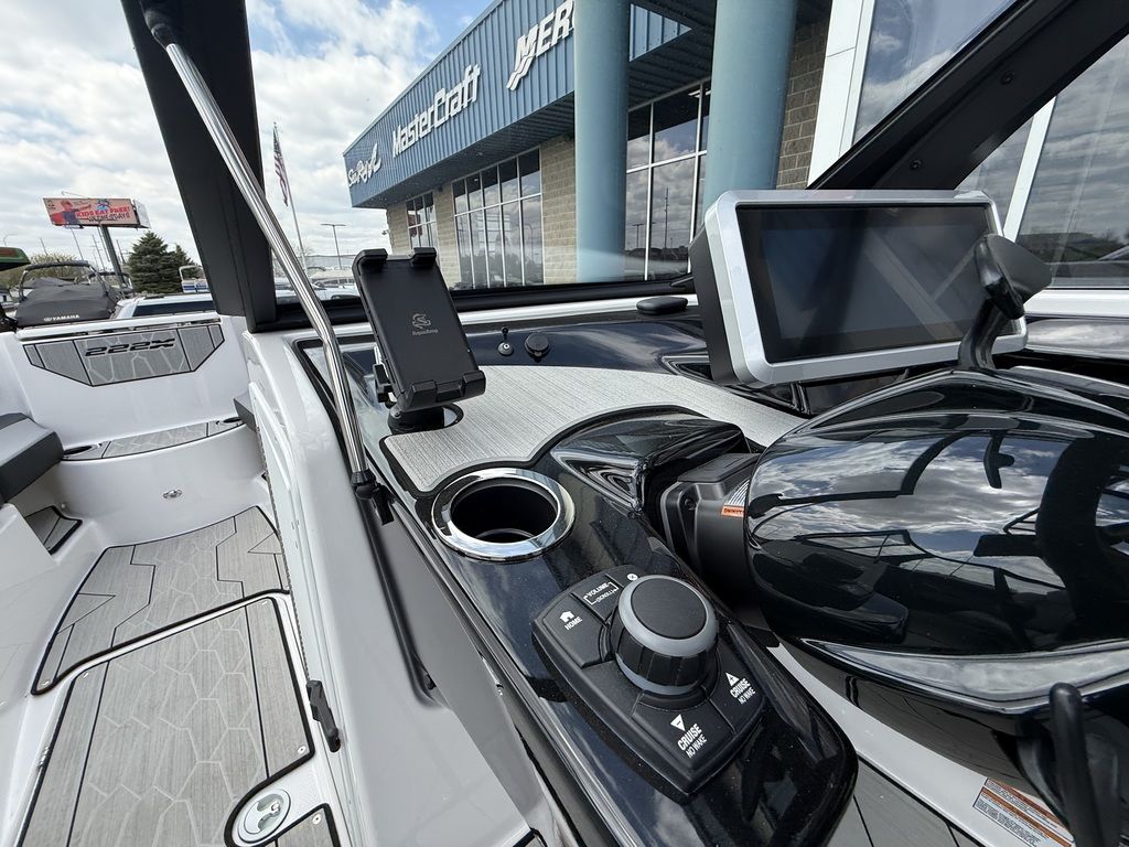 2026 Yamaha Boats 222XD - Image 24