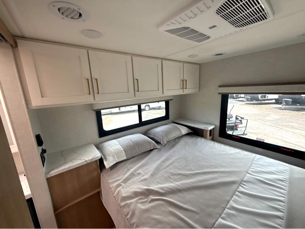 2027 THOR MOTOR COACH MAGNITUDE GA31 - Image 21