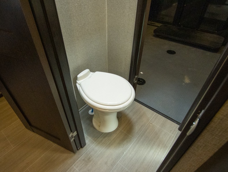 2018 Keystone Raptor 362TS - Image 11