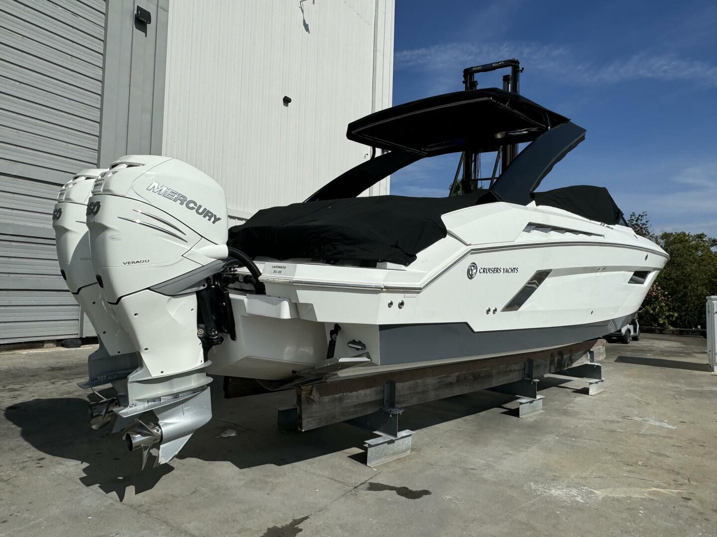 2019 Cruisers Yachts 338 - Image 2
