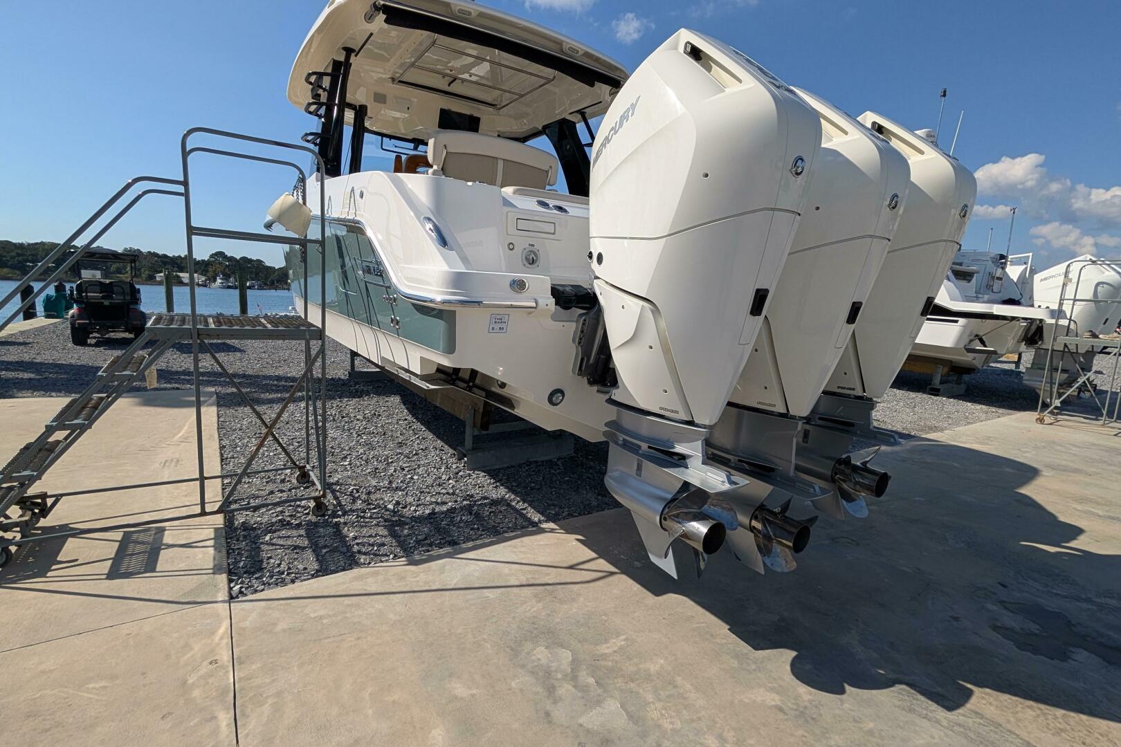 2024 Boston Whaler 350 Realm - Image 20