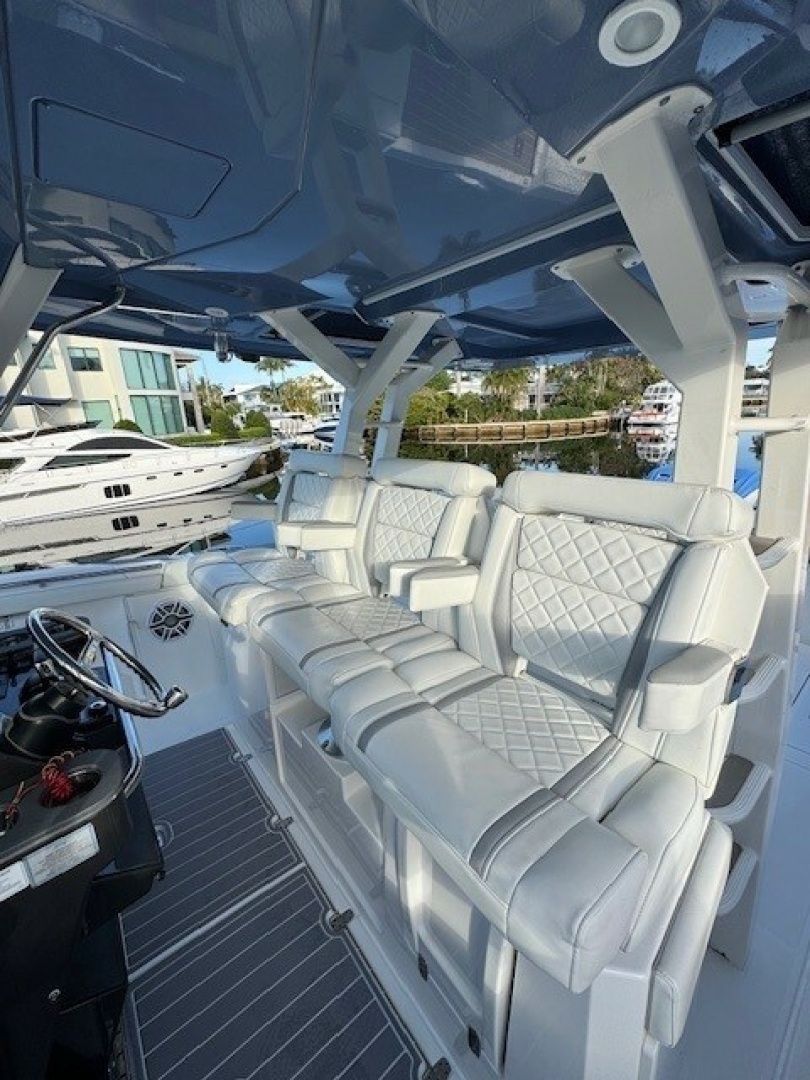 2023 PURSUIT S 428 Sport Base - Image 7