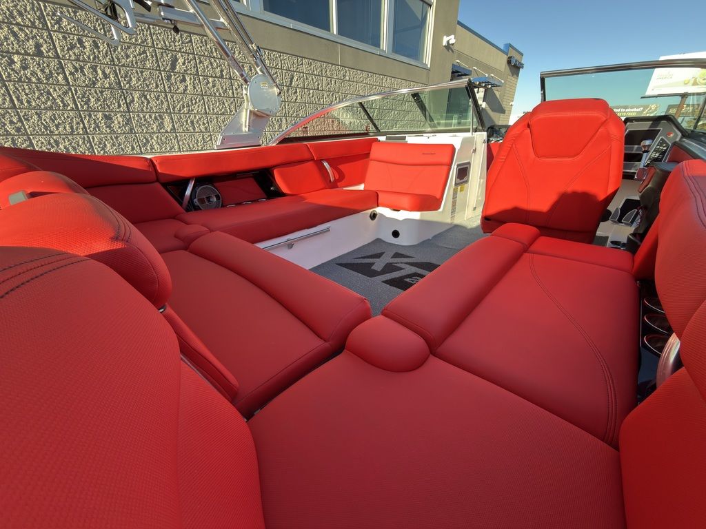 2019 MasterCraft XT22 - Image 28