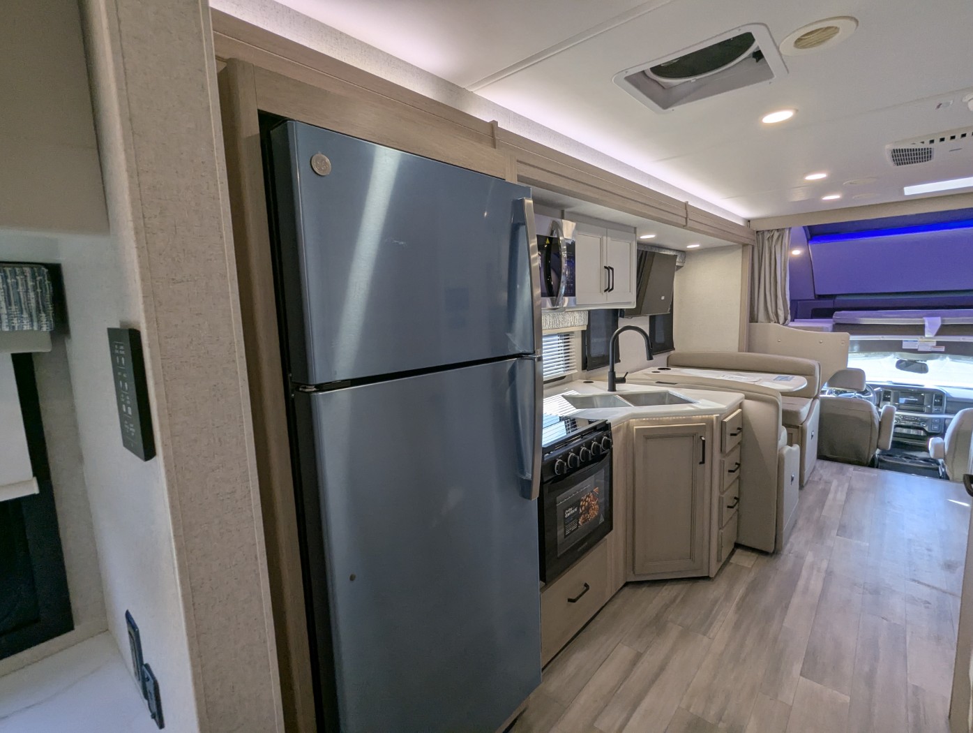 2027 Thor Motor Coach Omni Explorer X32 - Image 39