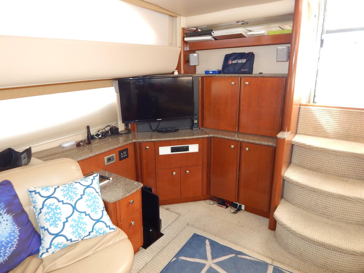 2005 Meridian 408 Motor Yacht - Image 13