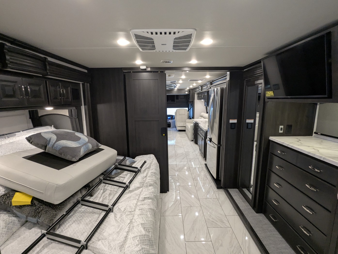 2026 Fleetwood Discovery 38W - Image 40
