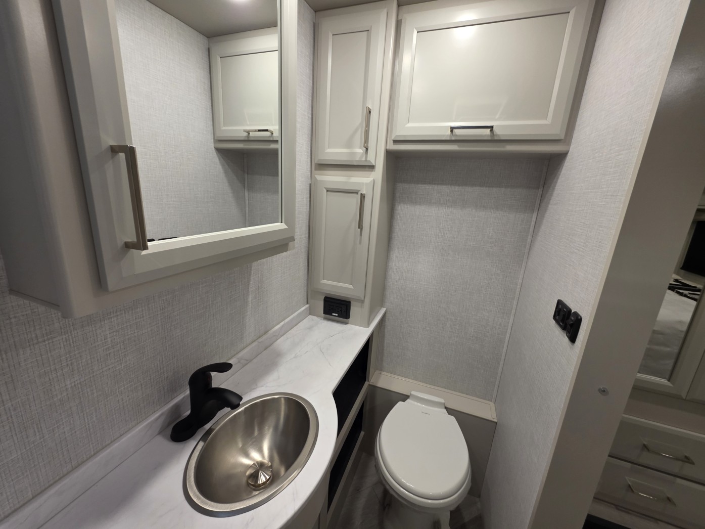 2026 Holiday Rambler Invicta 33HB - Image 27