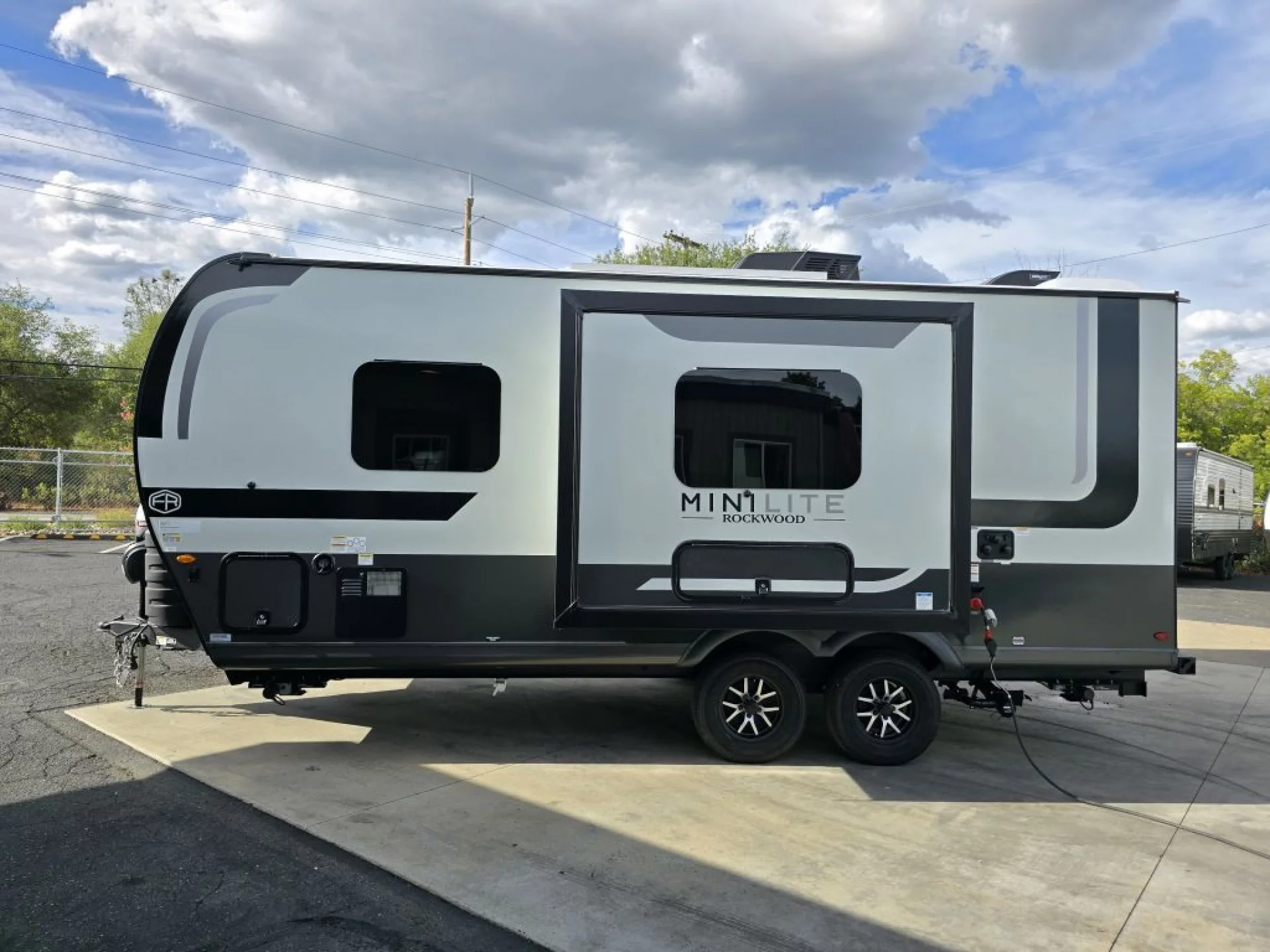 2026 FOREST RIVER ROCKWOOD MINI LITE 2109S - Image 3