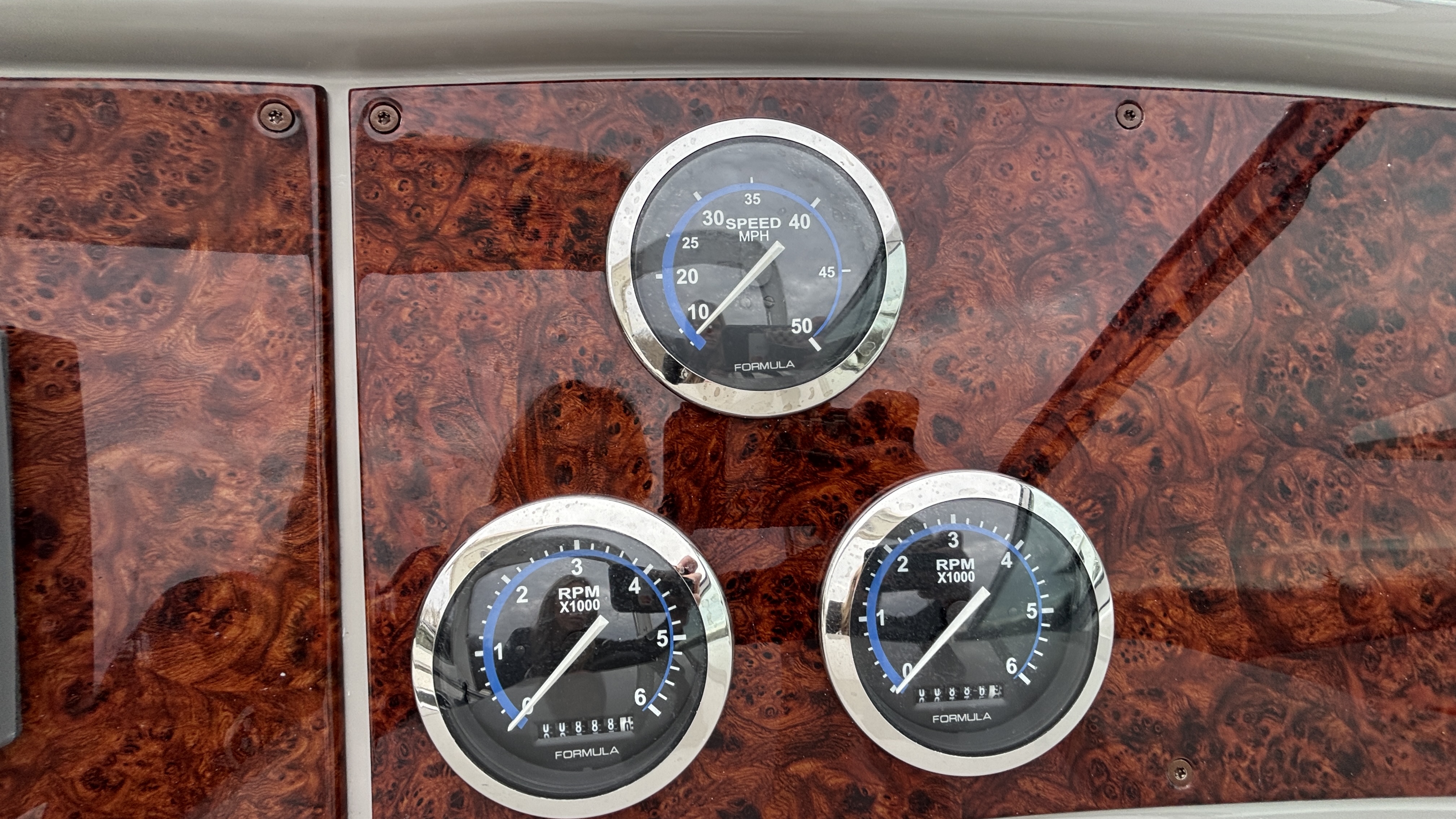 2005 Formula F31PC - Image 9