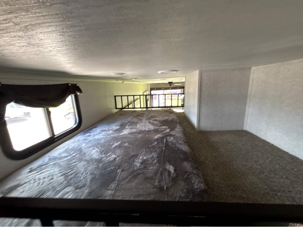 2025 CROSSROADS REDWOOD REGENCY 3881FKL - Image 21