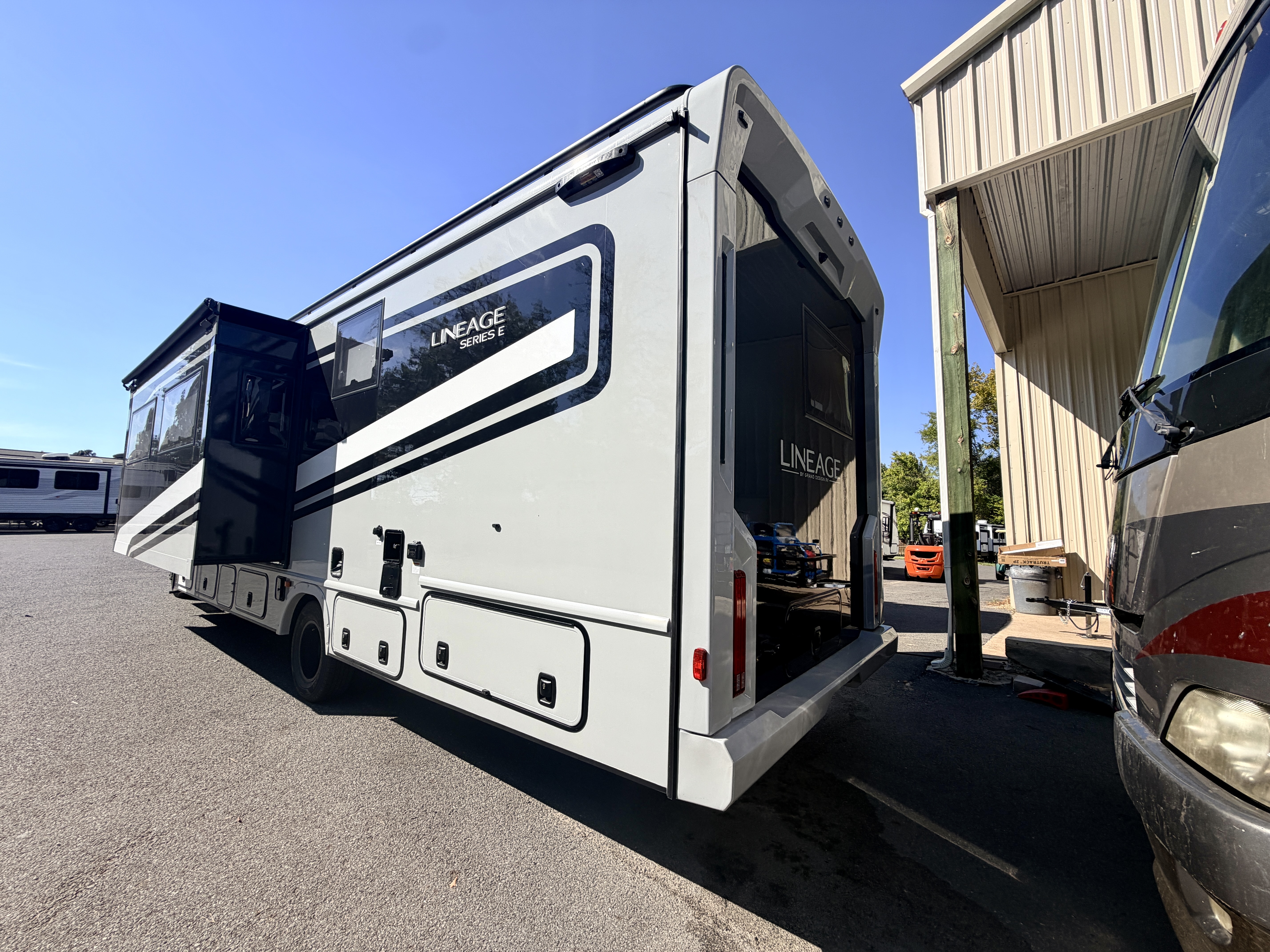 2027 Grand Design LINEAGE SERIES E 30DC - Image 5