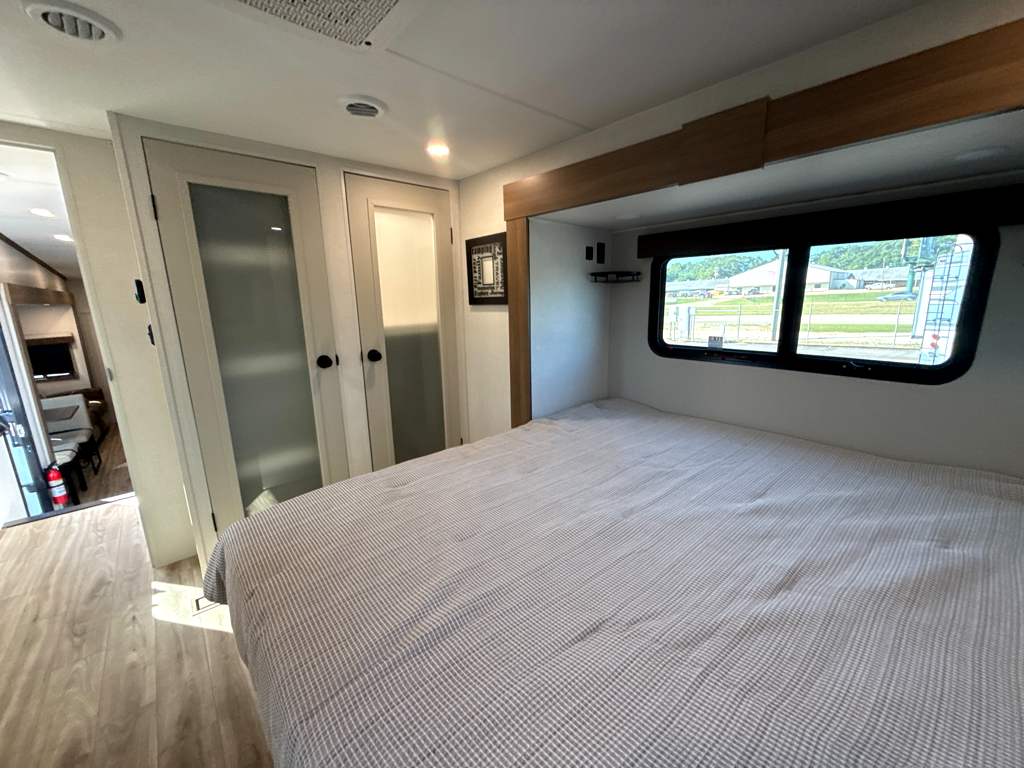 2027 VENTURE RV SPORTTREK 354VBH - Image 26