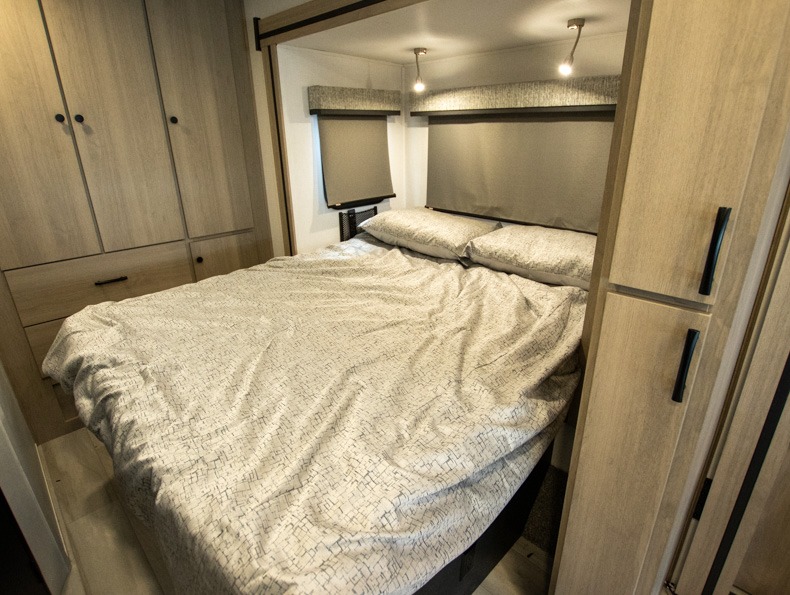 2025 Forest River Sunseeker 2400BDS - Image 11