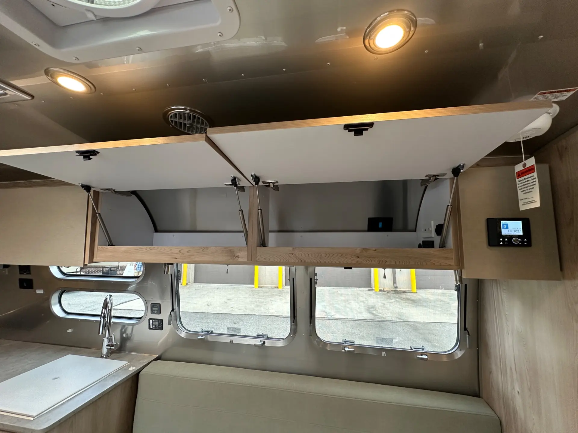 2027 Airstream Flying Cloud 30FB Bunk - Image 19