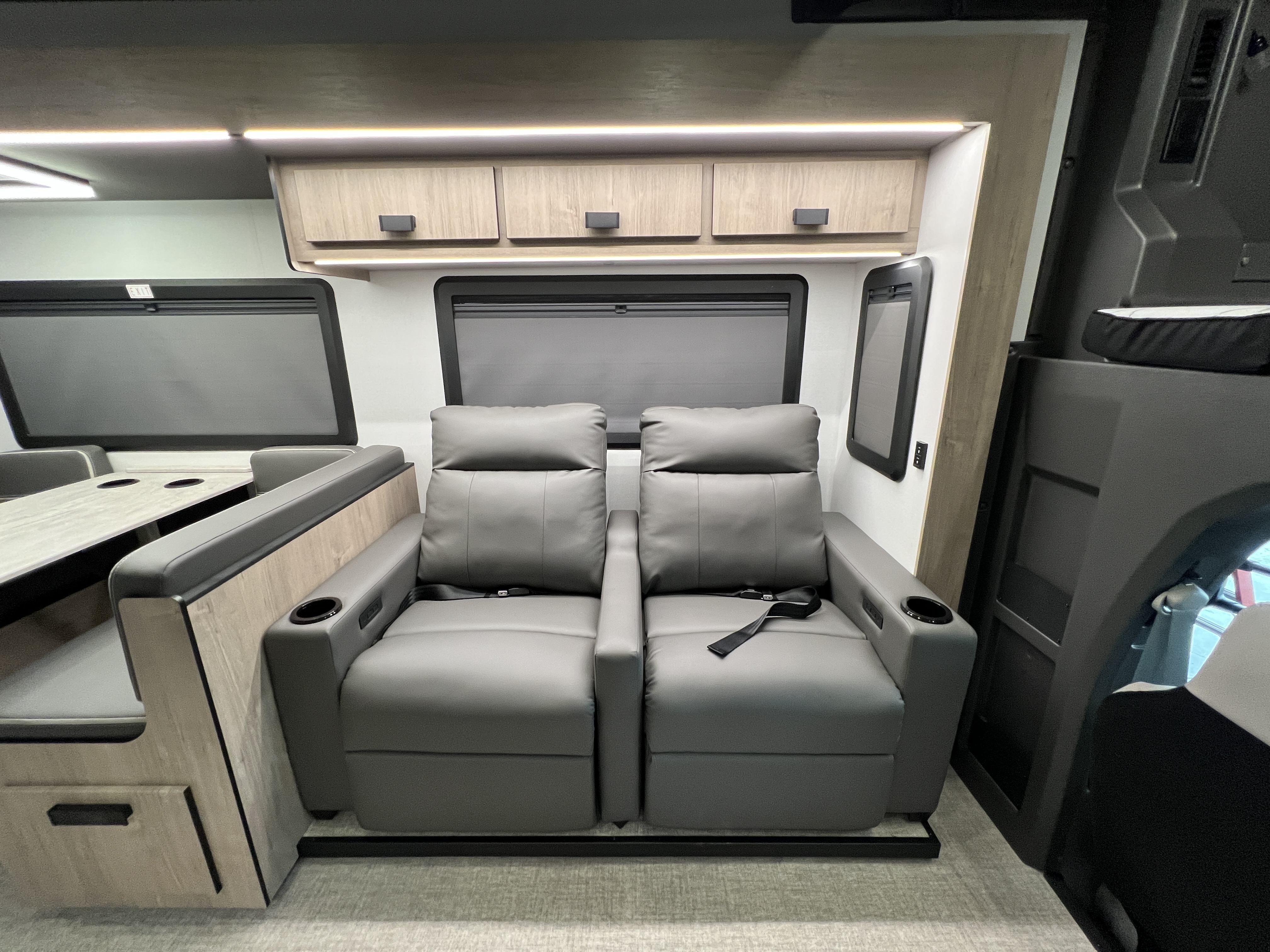 2027 Grand Design LINEAGE SERIES E 30DC - Image 24