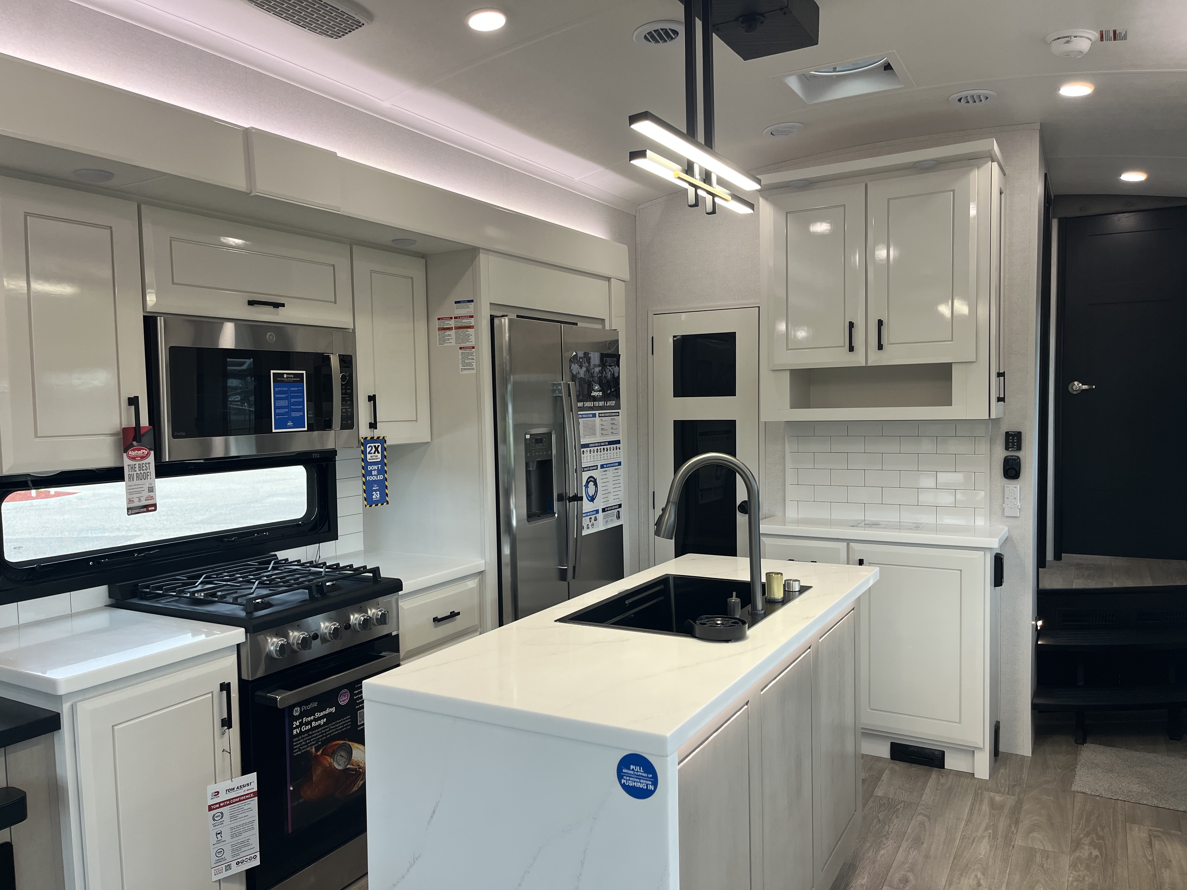 2027 JAYCO PINNACLE 32RLTS - Image 23