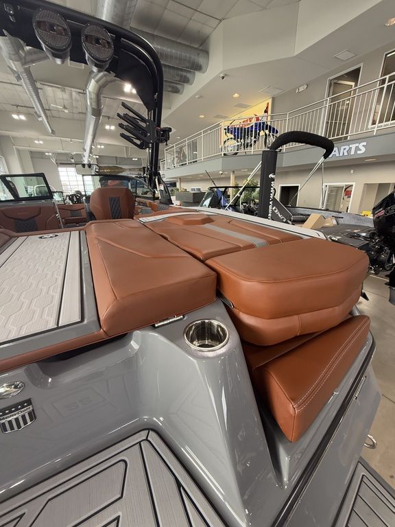 2025 MasterCraft XT22 - Image 17