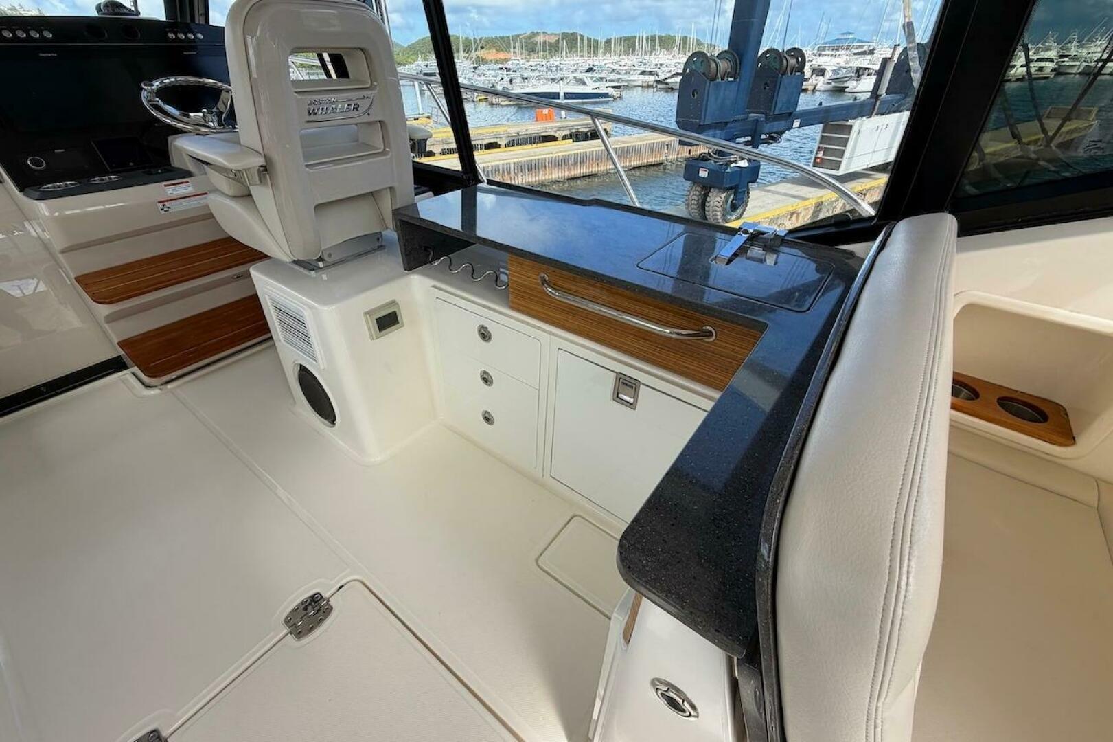 2021 Boston Whaler 405 Conquest - Image 21
