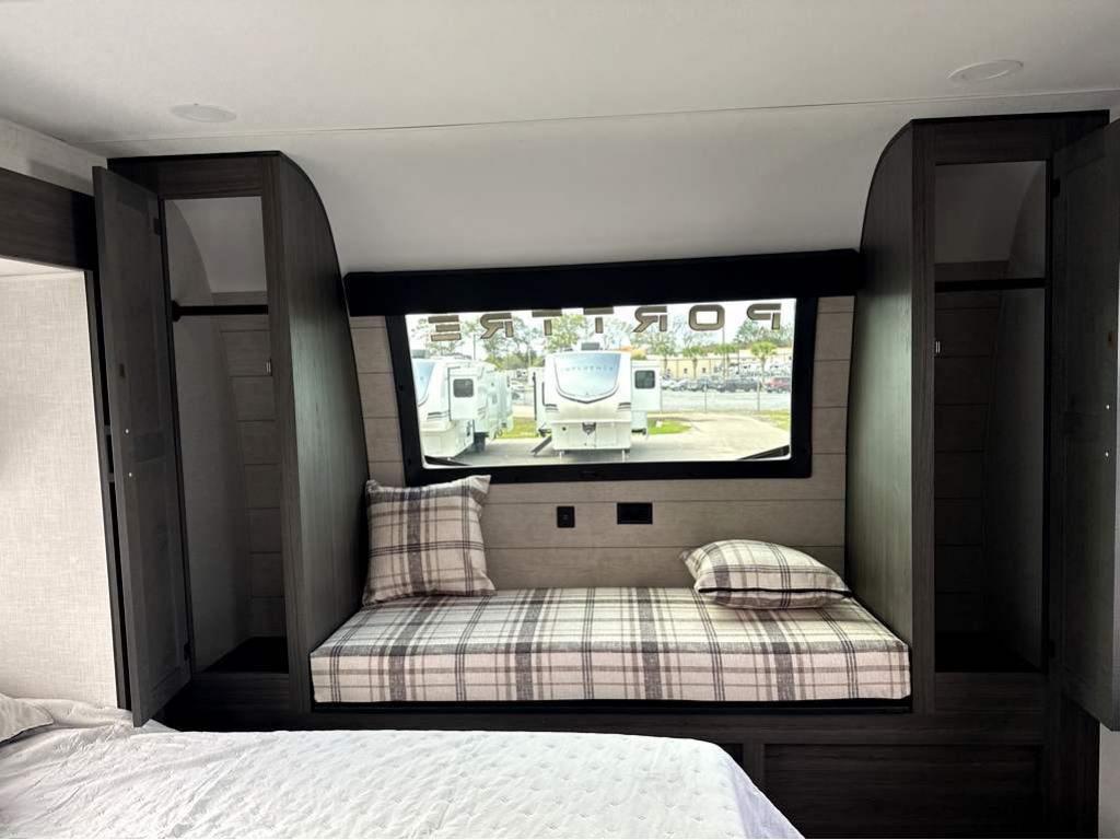 2026 VENTURE RV SPORTTREK 353VIK - Image 36