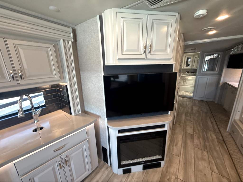 2024 FLEETWOOD DISCOVERY 38N - Image 22