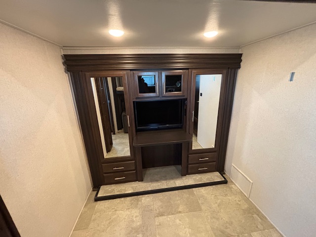 2018 Jayco North Point 379DBFS - Image 31