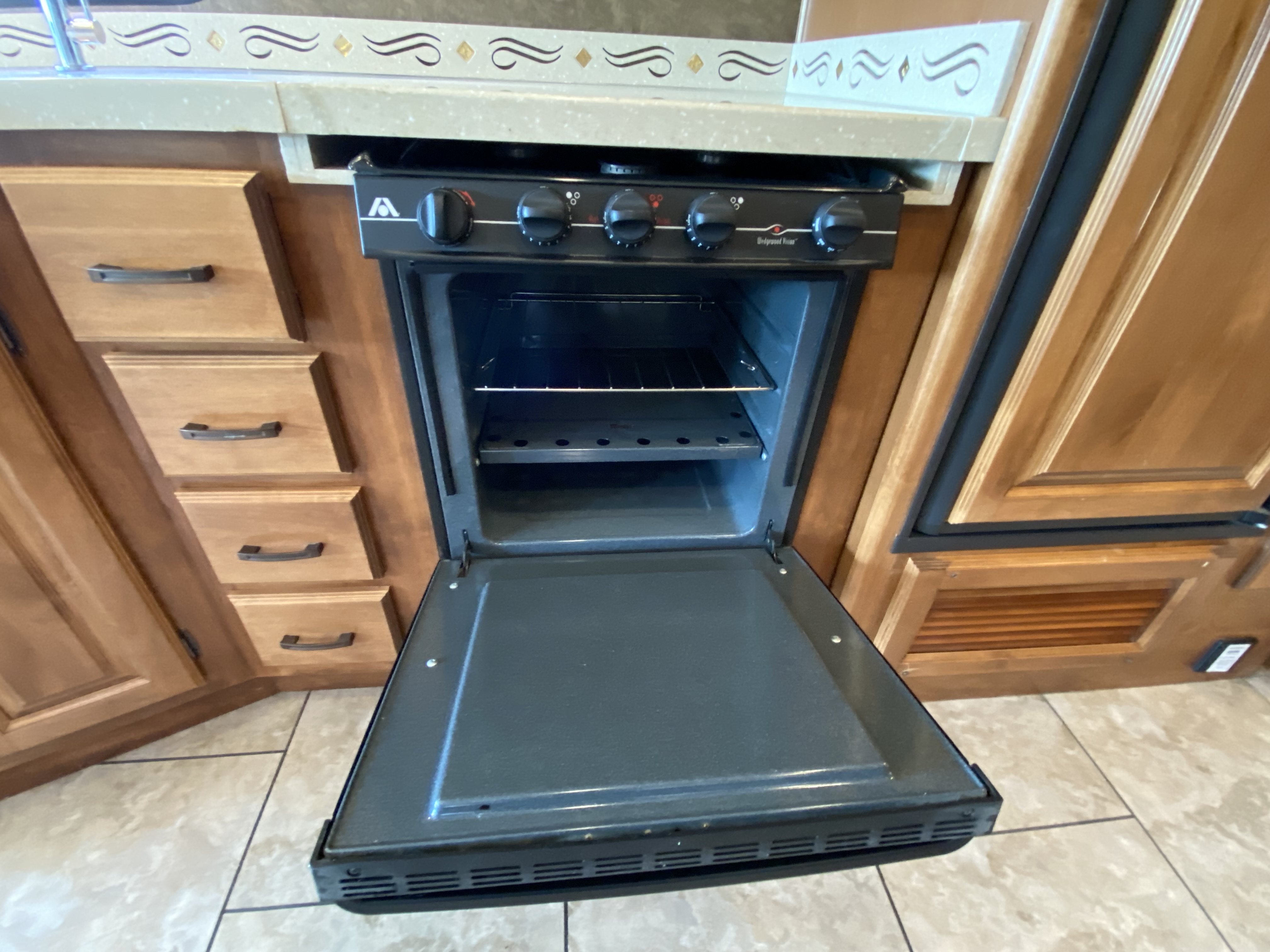 2014 Tiffin Allegro 32 CA - Image 16