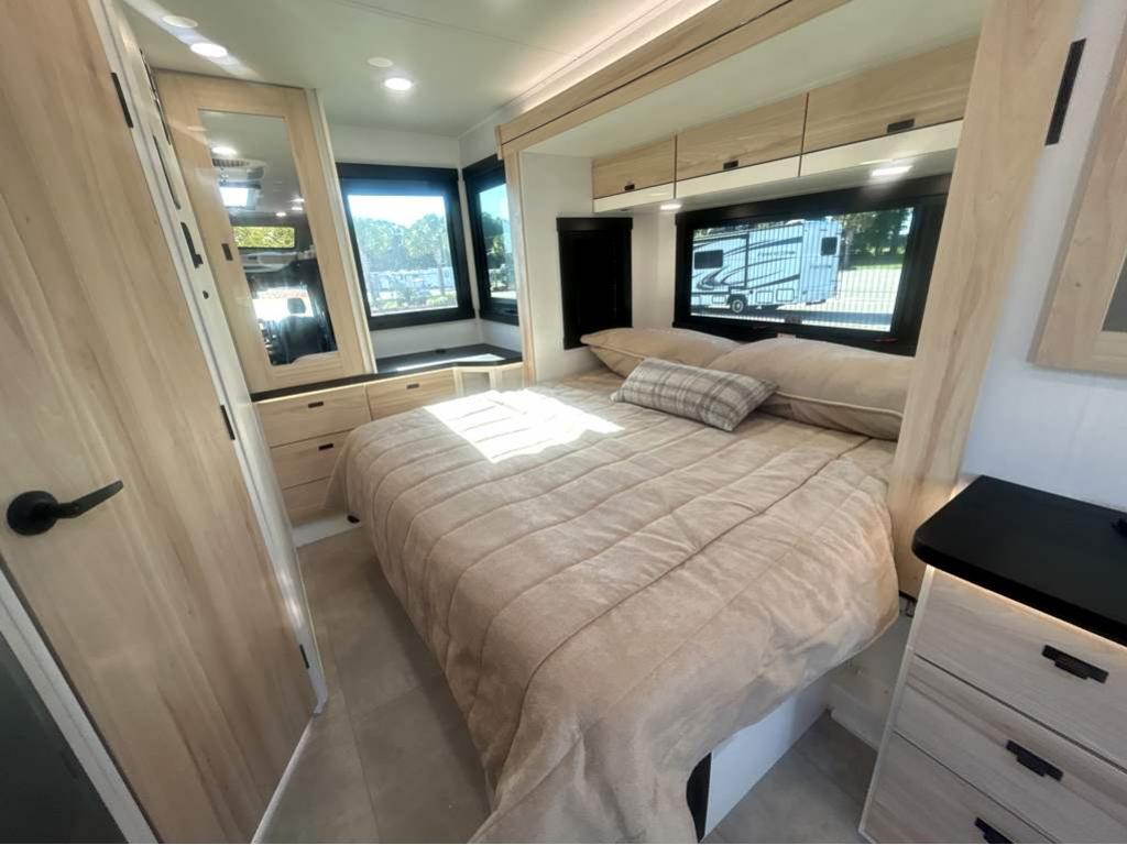 2027 ENTEGRA COACH QWEST 25L - Image 26